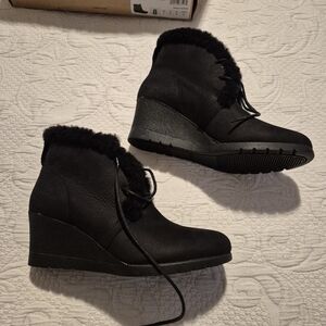 UGG Jeovana women's size 8 black suede with sheepkin lining ankle boots NEW